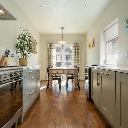 بيت للعطل Sycamore House